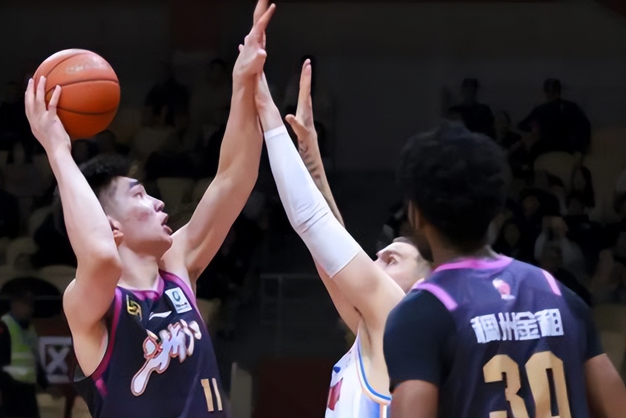 本土足球锦标连番对决深受关注 本土足球锦标连番对决深受关注