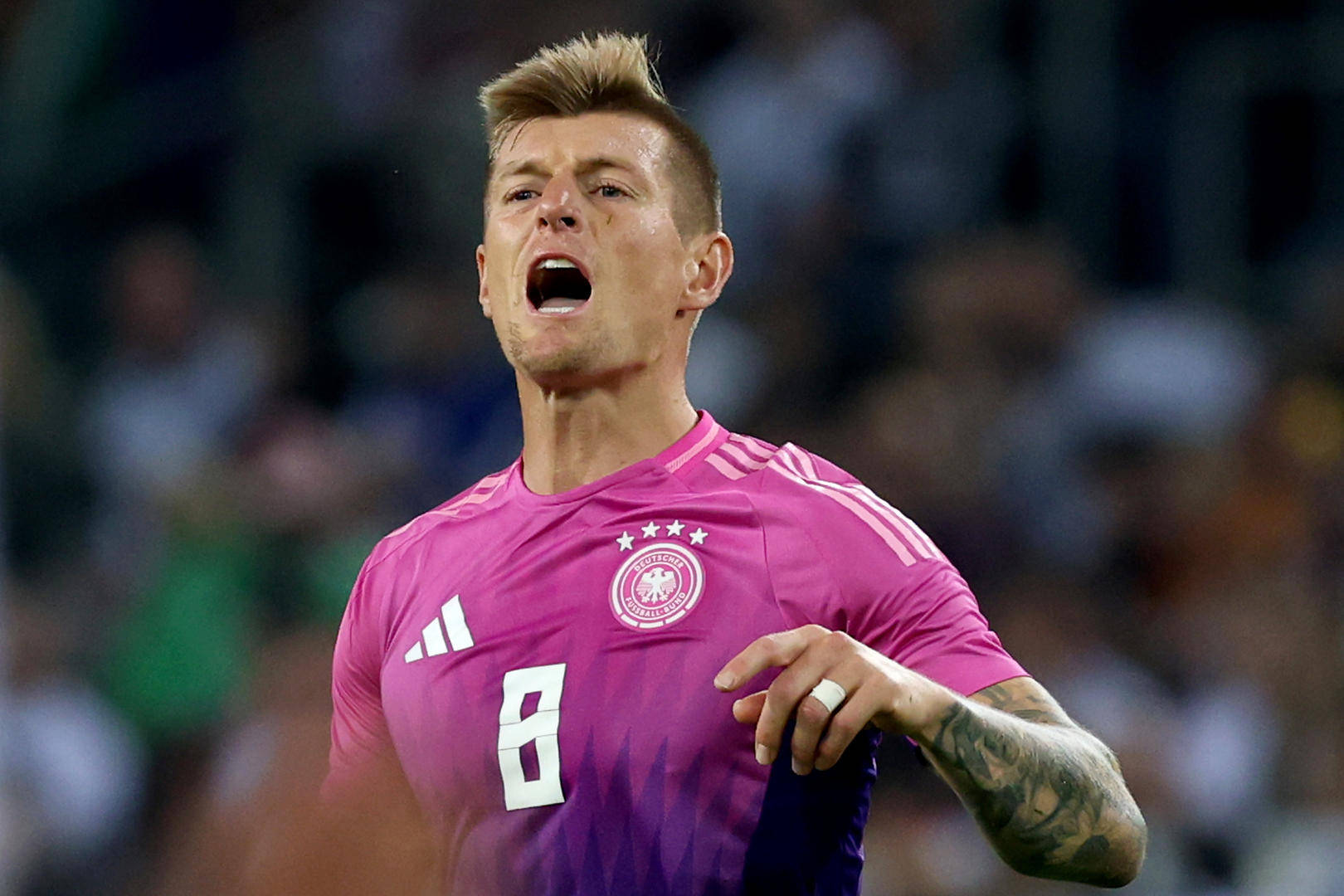 包含欧洲杯球员突破自我，表现堪称完美的词条