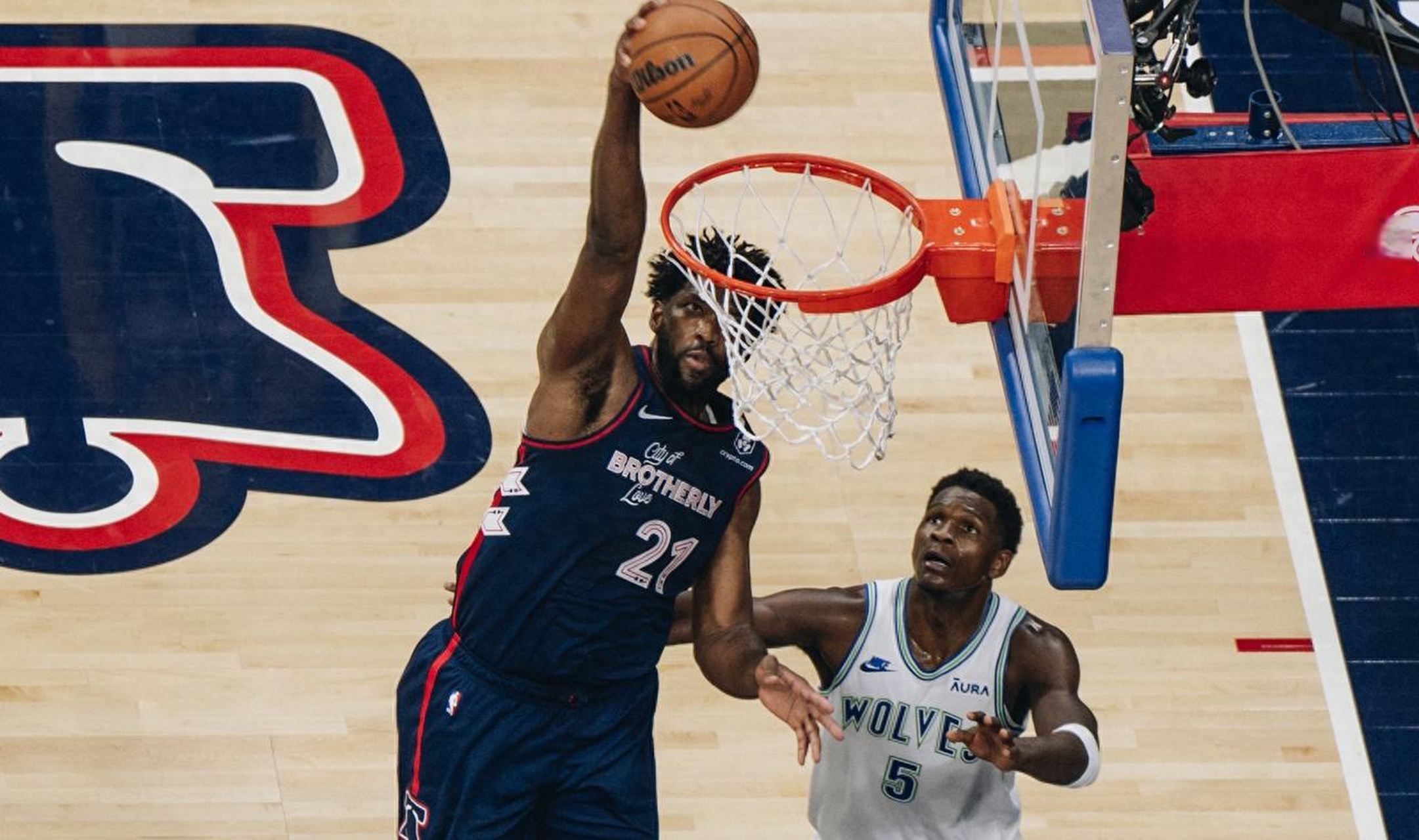 快船轻取青岛队,恩比德高光表现 快船轻取青岛队,恩比德高光表现