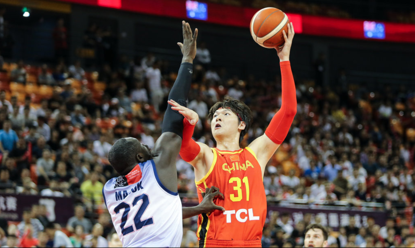 青岛队完胜快船，王哲林高光表现