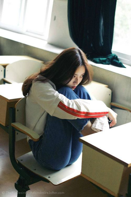 绿茵场窒息对决与篮球馆从容凯旋，竞技体育的双面魅力