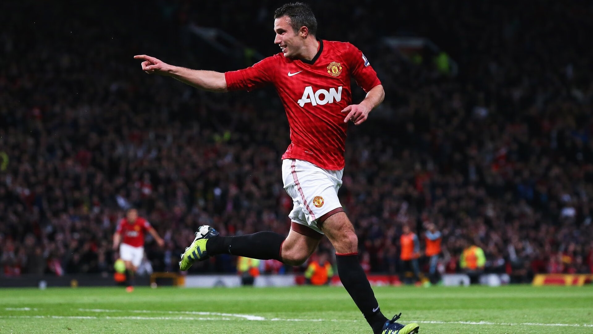 引擎轰鸣与篮球心跳，当体育在平行时空奏响同一曲胜利